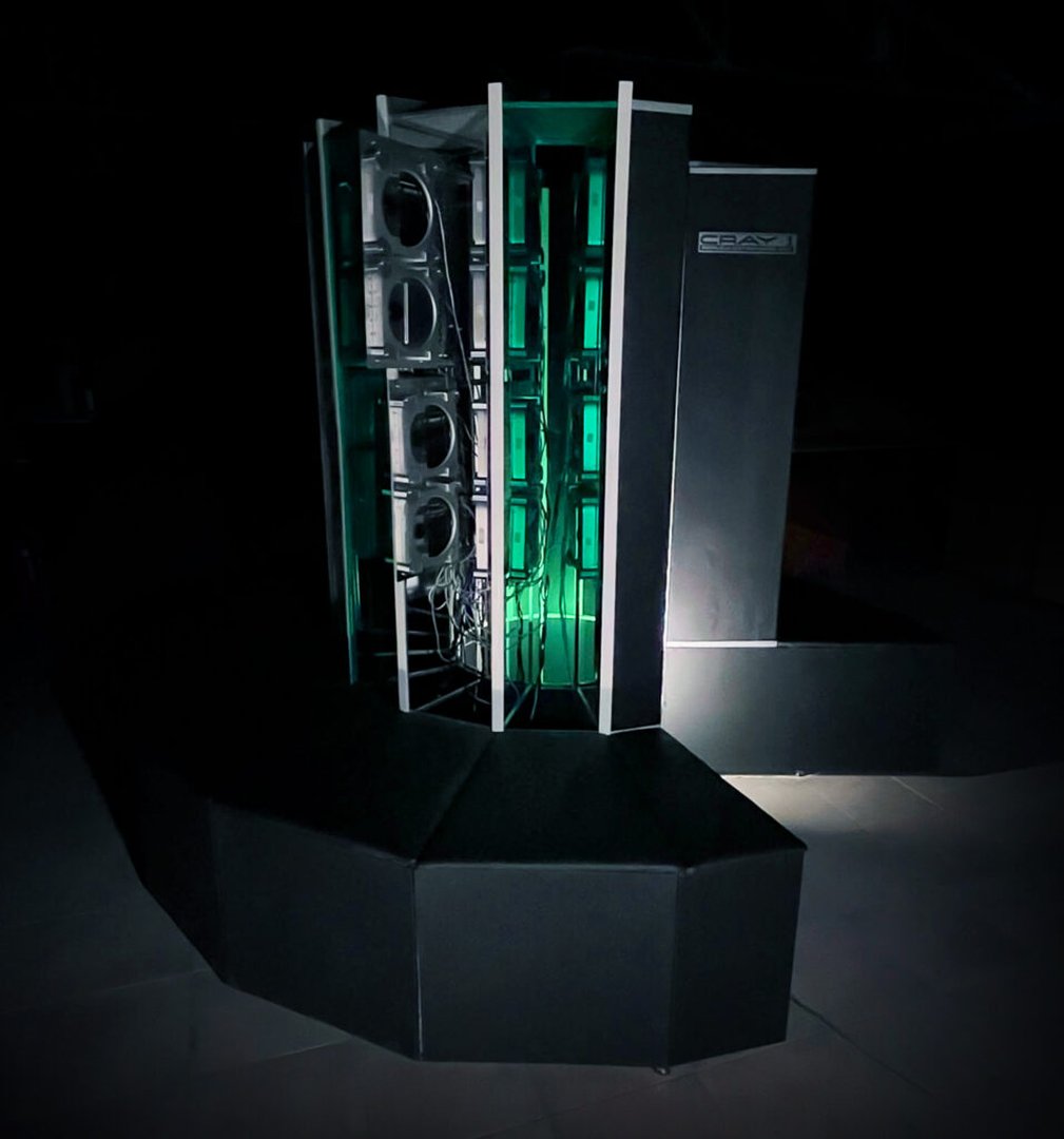 博物馆内由 Mac mini 驱动的 Cray 展示照片